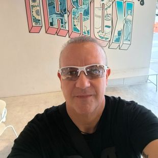 ฝรั่งหล่อ