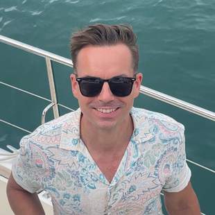 ฝรั่งหล่อ