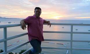 ฝรั่งหล่อ