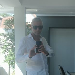 ฝรั่งหล่อ