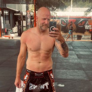 ฝรั่งหล่อ